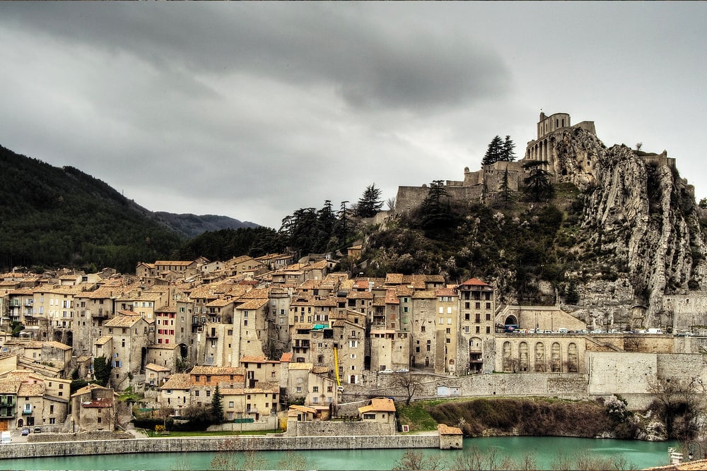 Rencontrer des femmes matures à Sisteron : guide pratique pour des rencontres authentiques